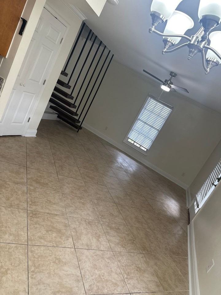 3008 5th St - Photo 3 of 10