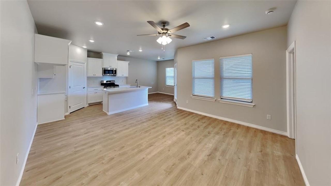 7008 Labelle Dr - Photo 4 of 17