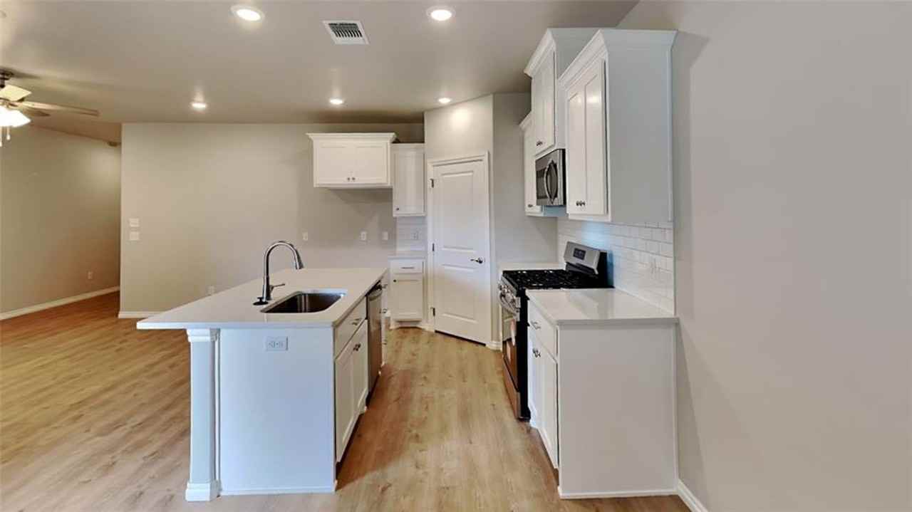 7008 Labelle Dr - Photo 6 of 17