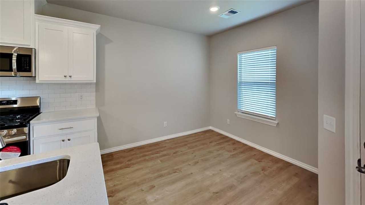 7008 Labelle Dr - Photo 7 of 17