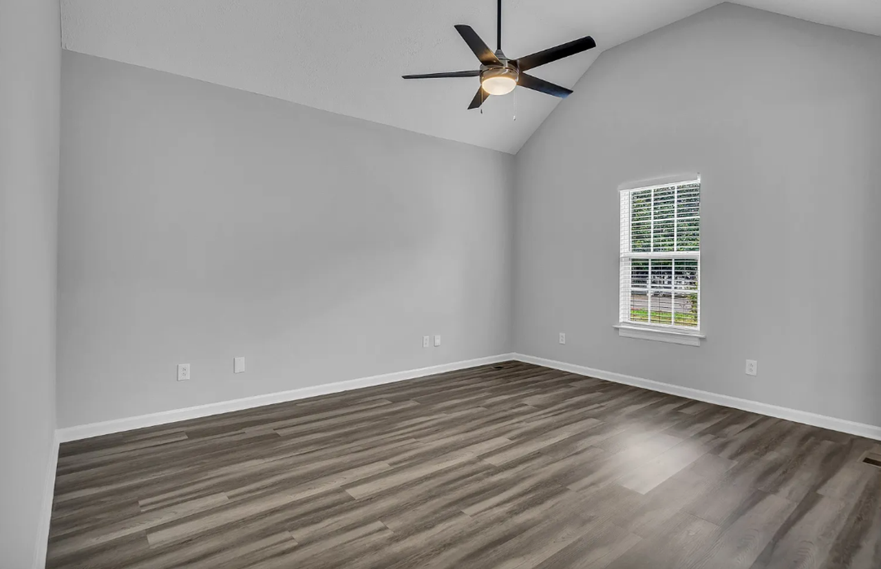 1730 Battleground Dr - Photo 5 of 25