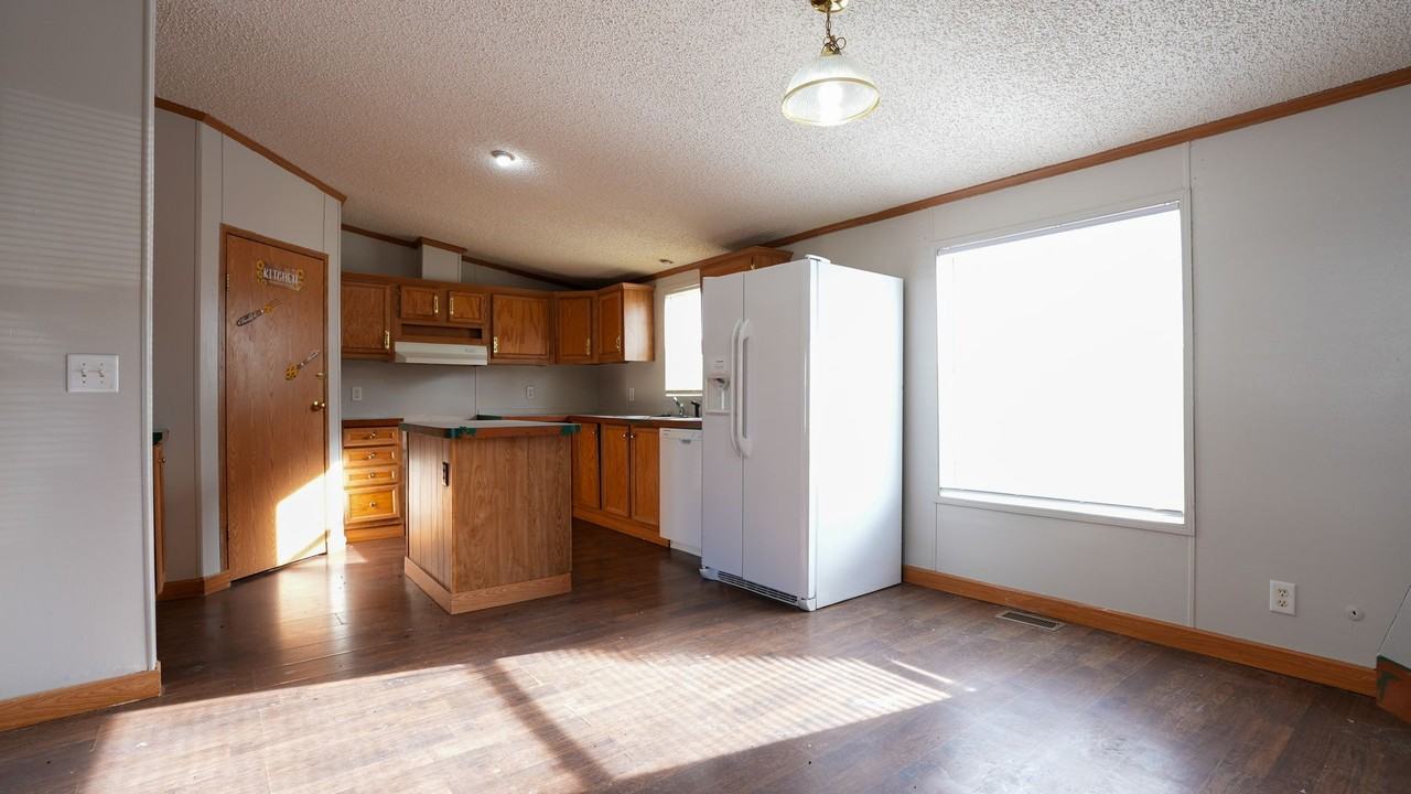 1030 Saint John St - Photo 3 of 12