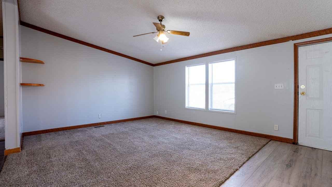 1030 Saint John St - Photo 5 of 12