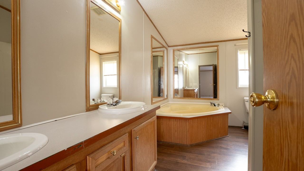 1030 Saint John St - Photo 6 of 12