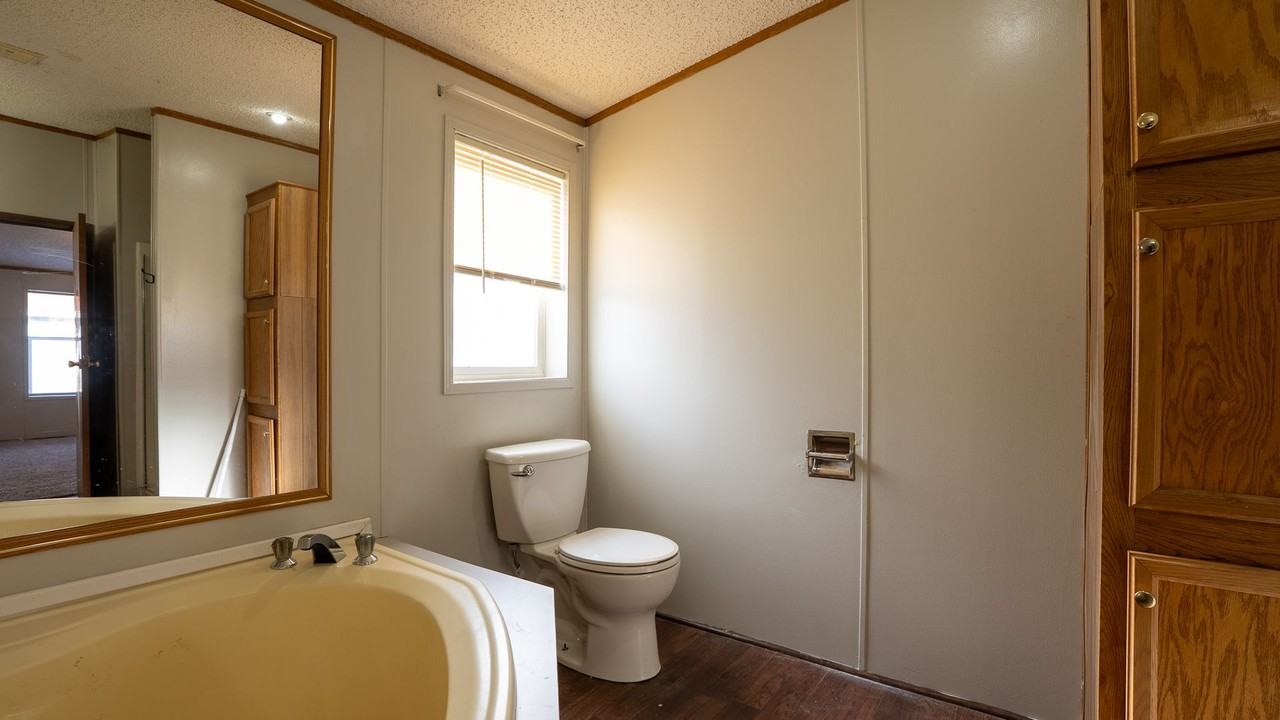 1030 Saint John St - Photo 7 of 12