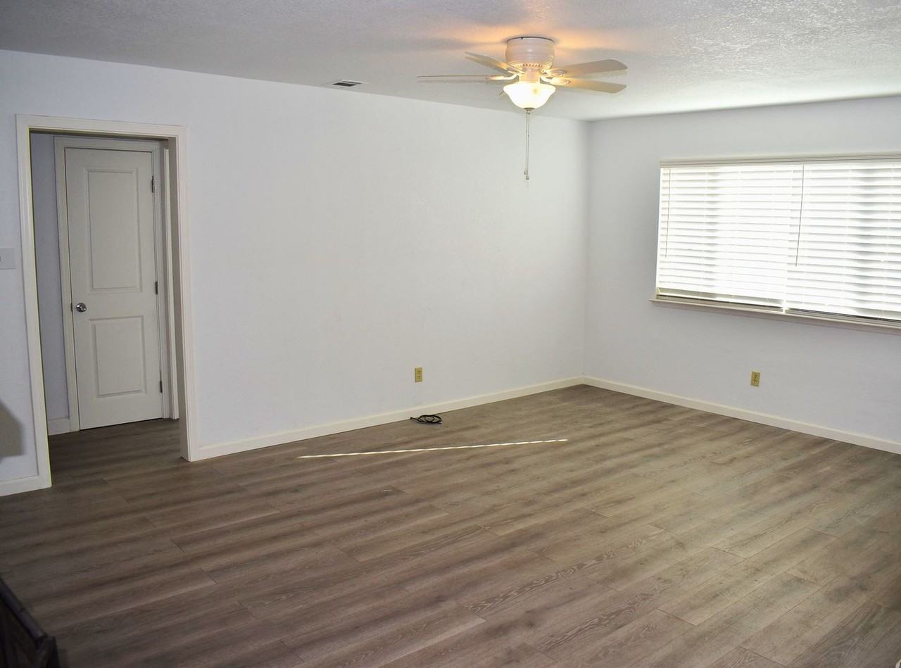 102 Laurel St - Photo 2 of 10