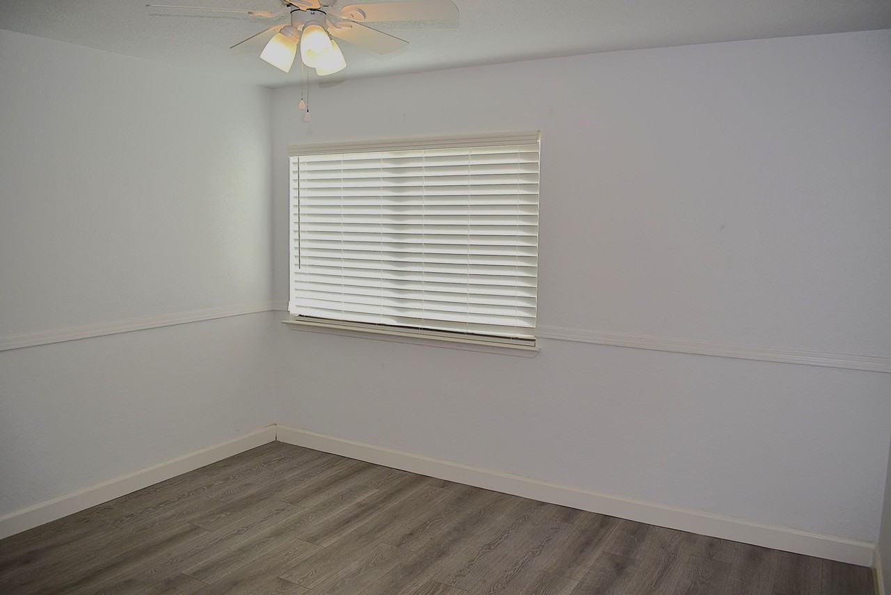 102 Laurel St - Photo 3 of 10