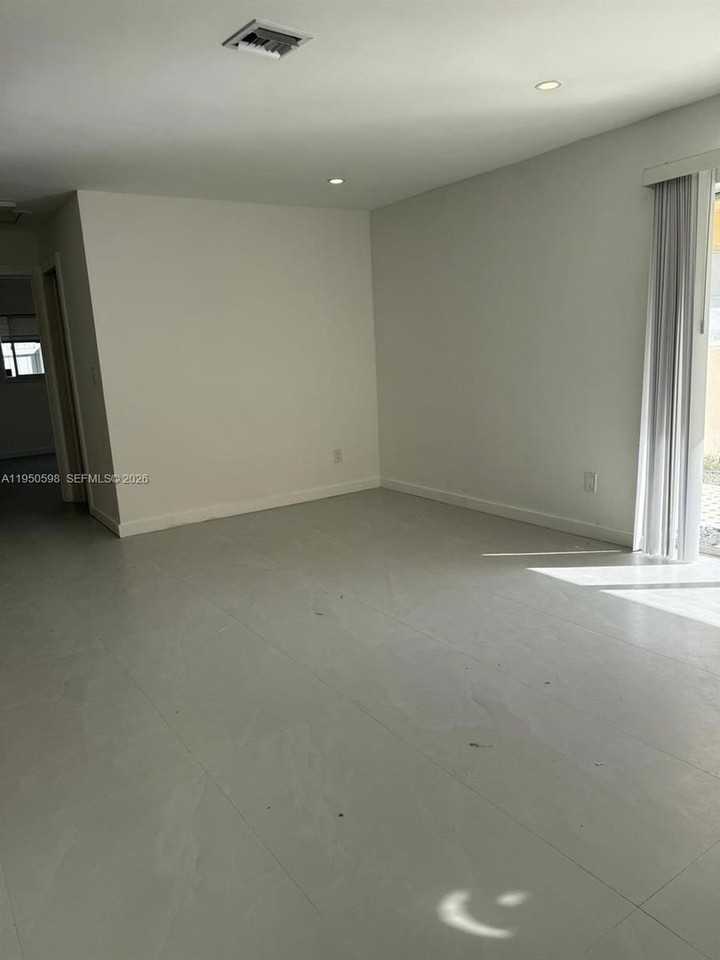 1056 Sw 2nd St - Photo 5 of 15