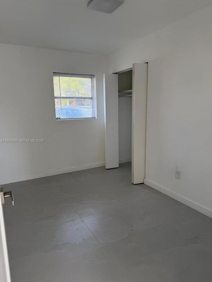 1056 Sw 2nd St - Photo 7 of 15