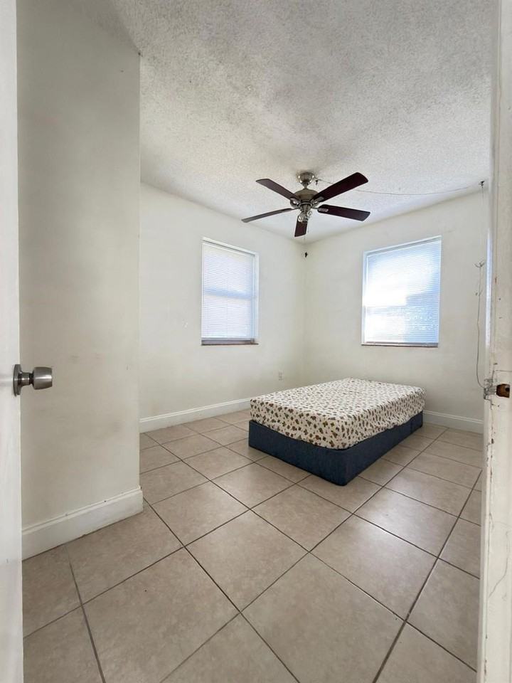 1832 Ne 49th St - Photo 7 of 11