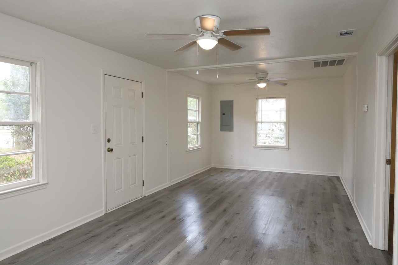 743 E Brookwood Dr - Photo 2 of 8