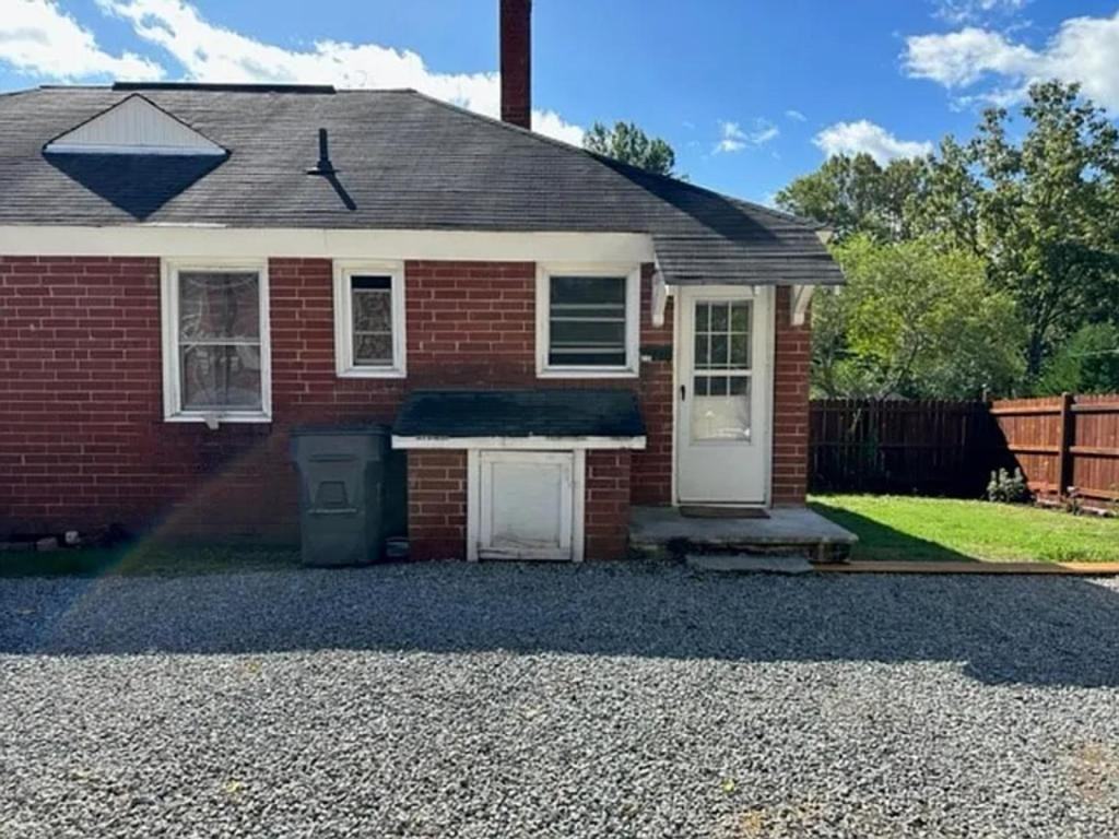 215 Carson Ct - Photo 2 of 27