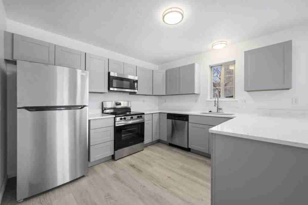 1412 10th St - Photo 2 of 11