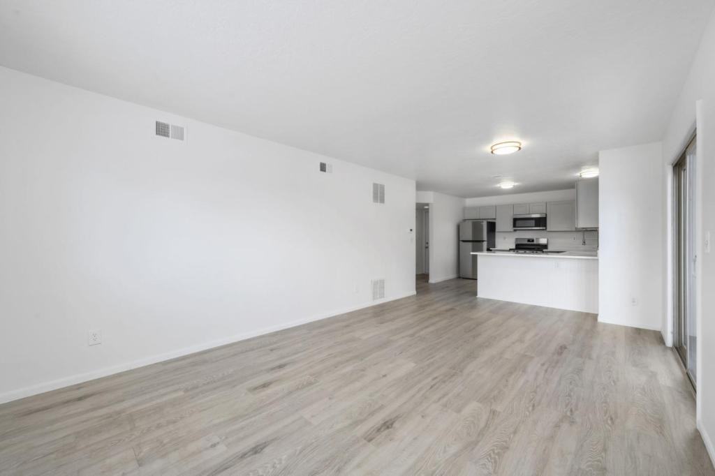 1412 10th St - Photo 4 of 11