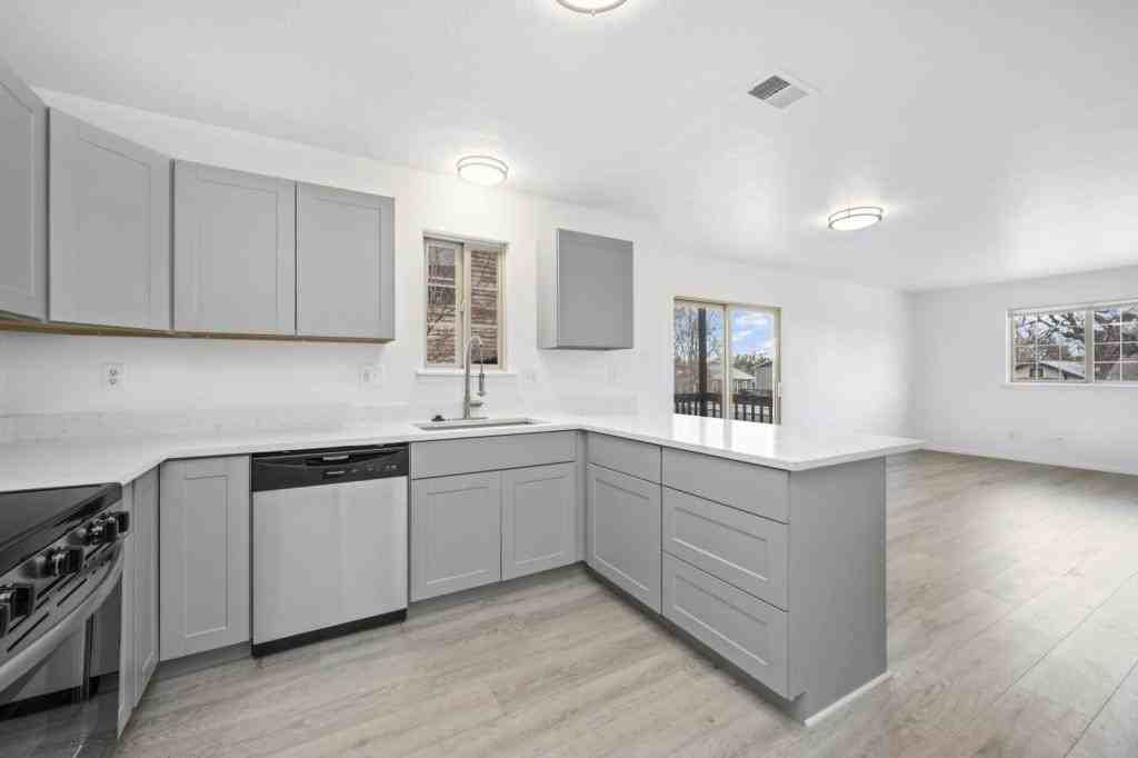 1412 10th St - Photo 5 of 11