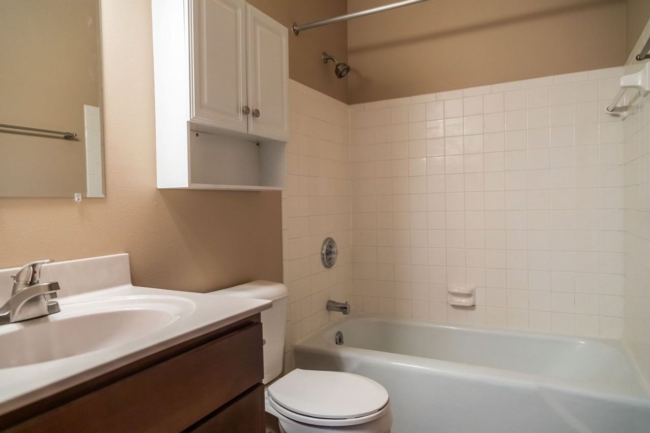 Courtyard Apartments - Photo 6 of 13