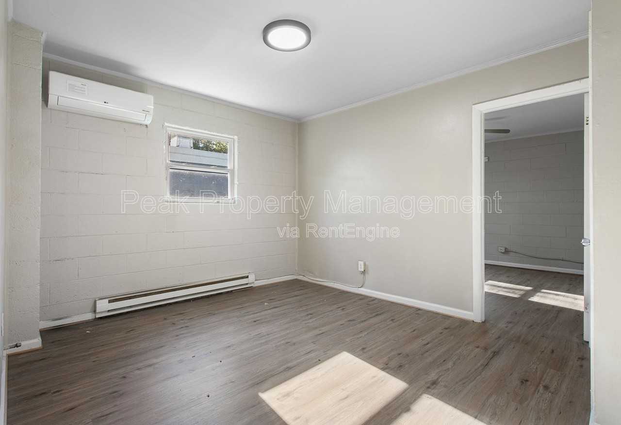 925 N 20th St #D - Photo 2 of 15