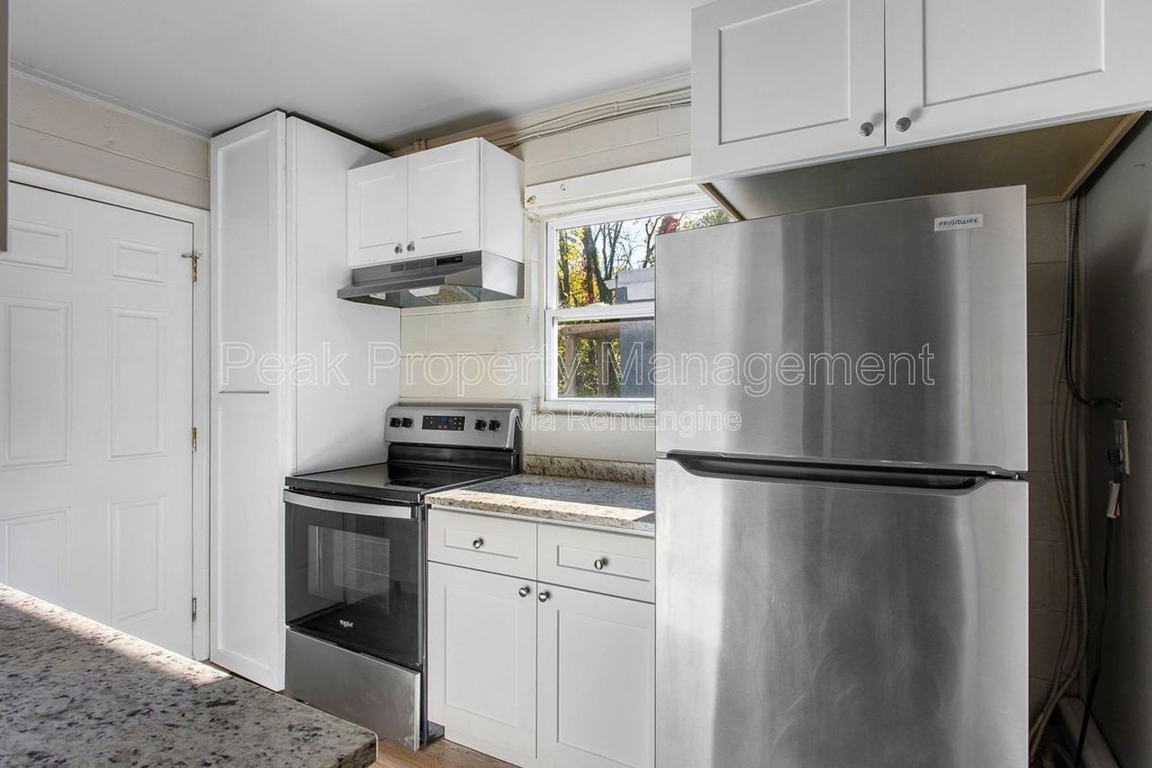 925 N 20th St #D - Photo 7 of 15