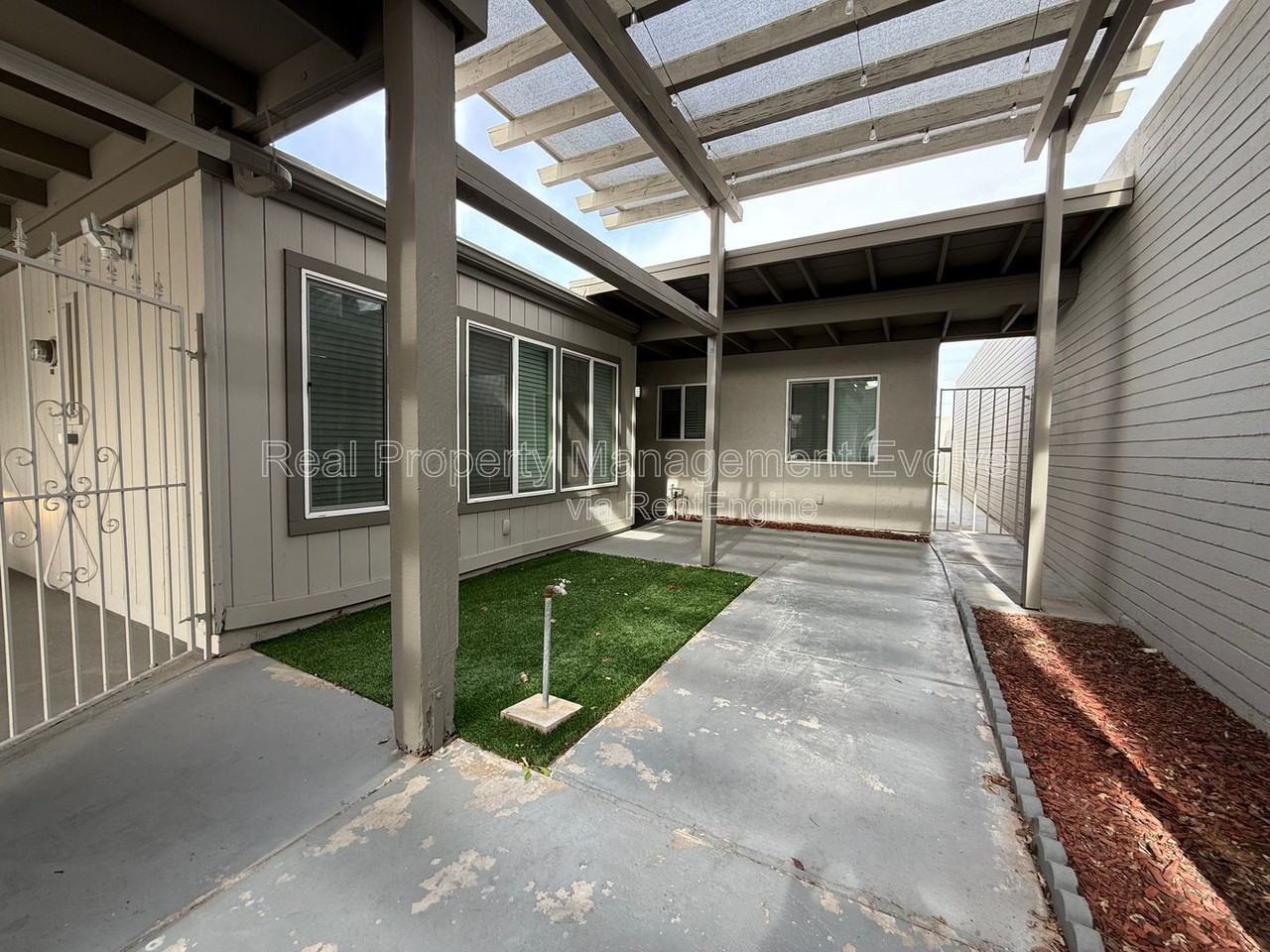 606 E Royal Palm Sq N - Photo 5 of 31