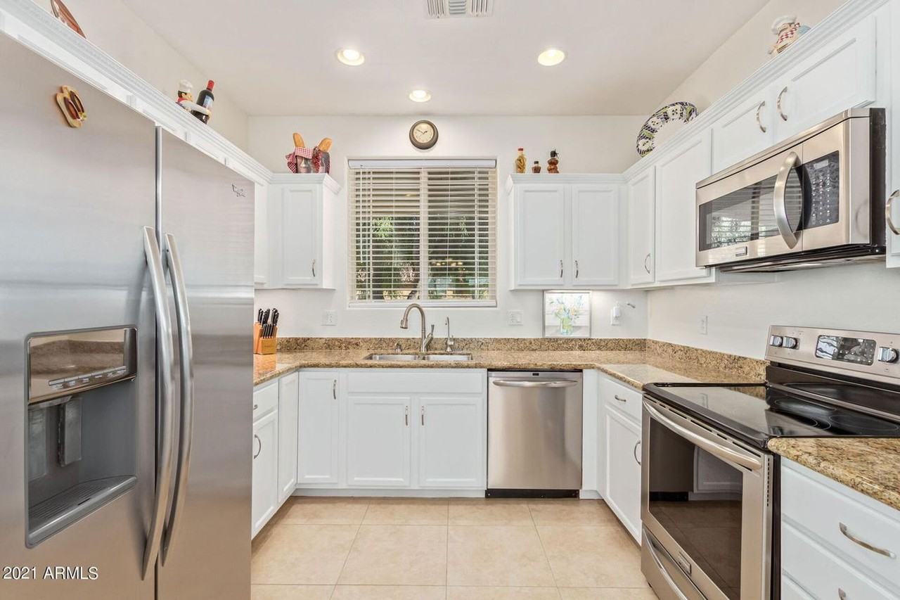 230 N 174th Dr - Photo 4 of 18