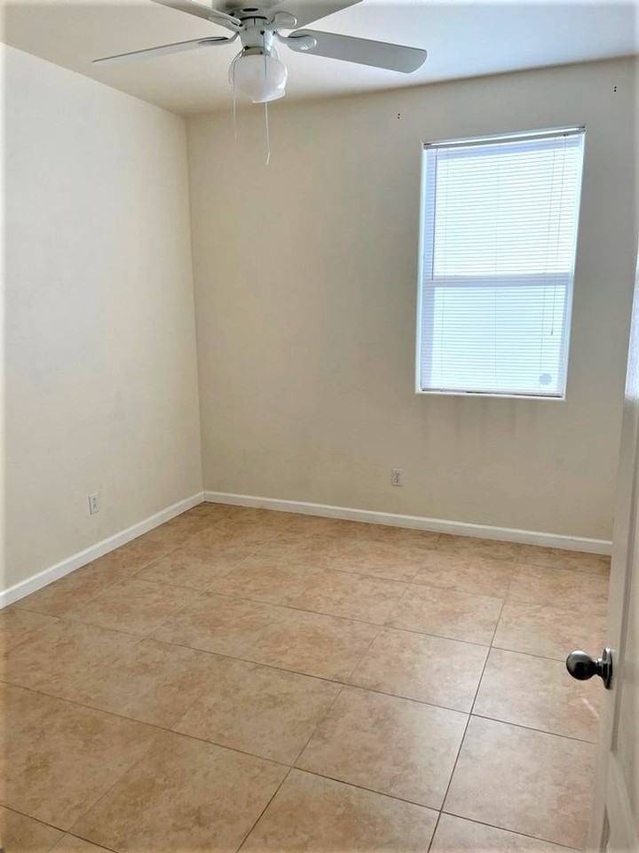 230 N 174th Dr - Photo 6 of 18