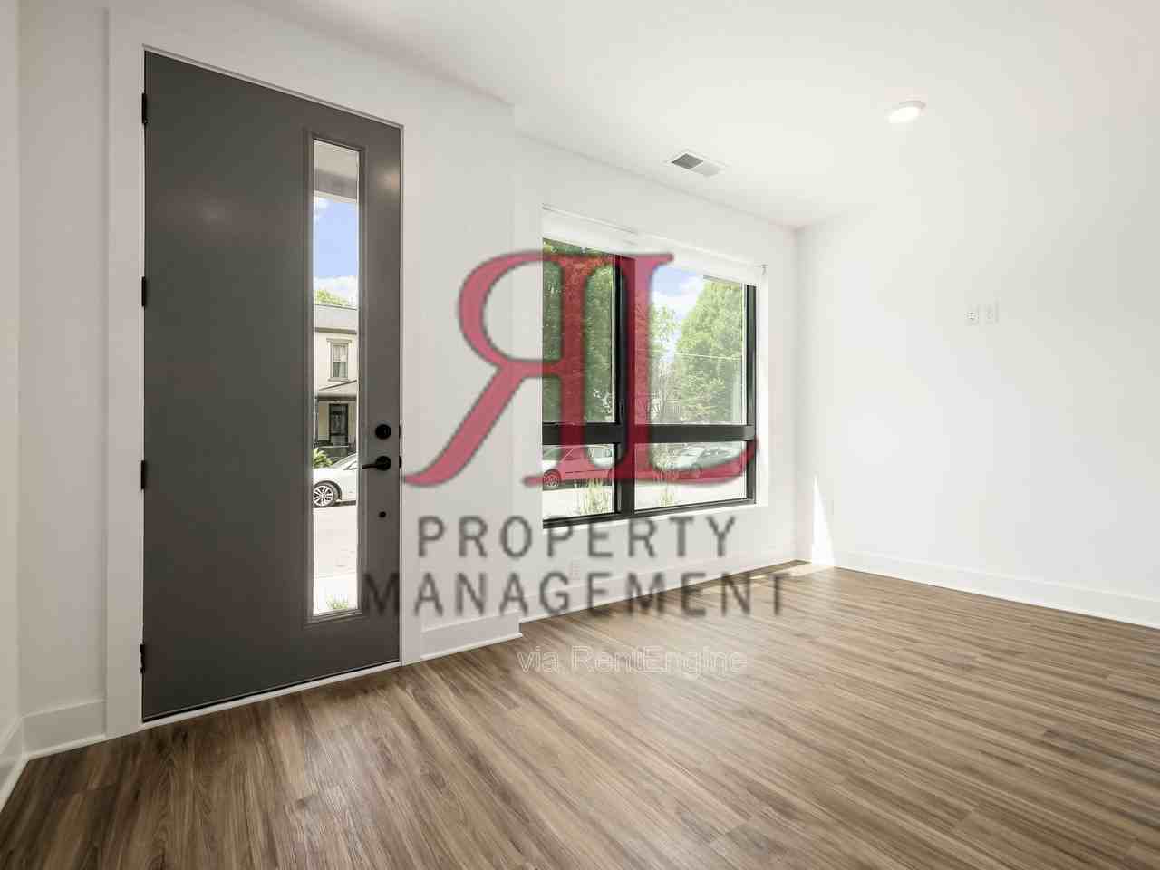 1096 Oak St - Photo 4 of 27