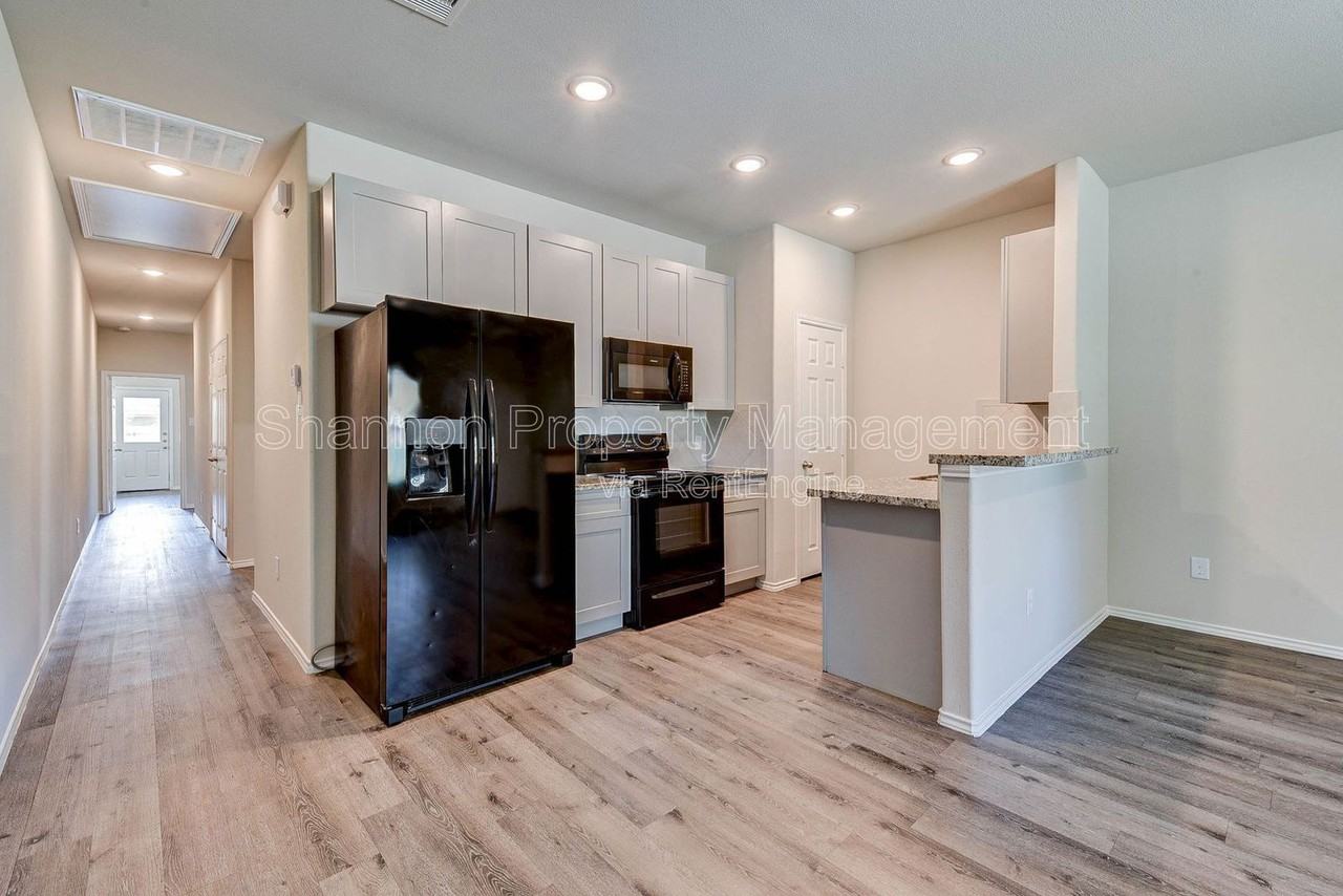 409 E Avenue G - Photo 6 of 24