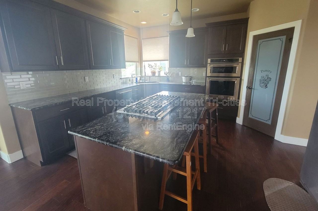 3684 Nottingham Dr - Photo 5 of 15