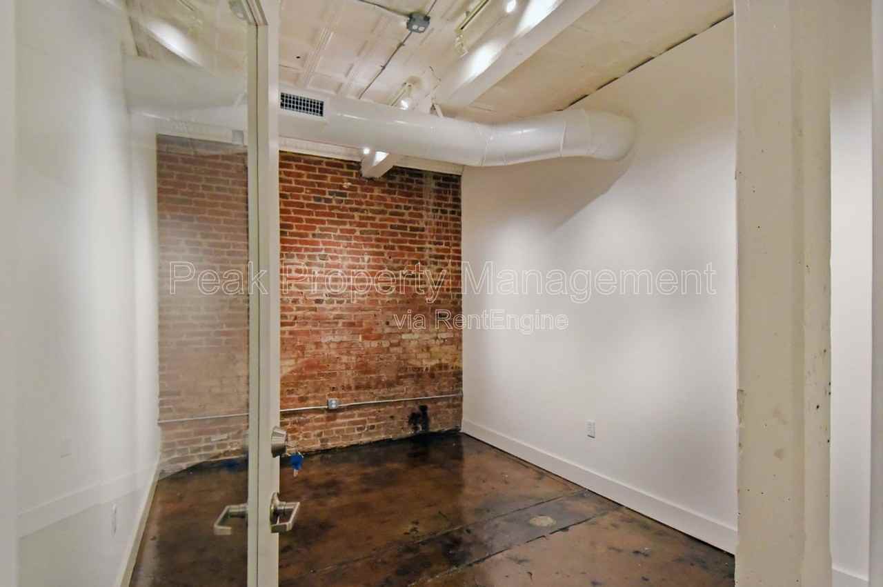 132 N Sycamore St #04 - Photo 4 of 7