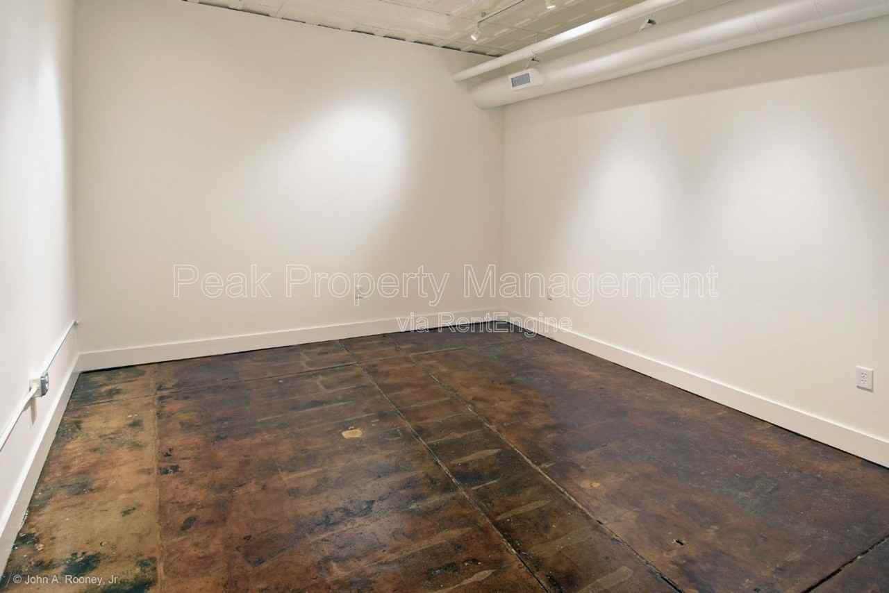 132 N Sycamore St #04 - Photo 5 of 7