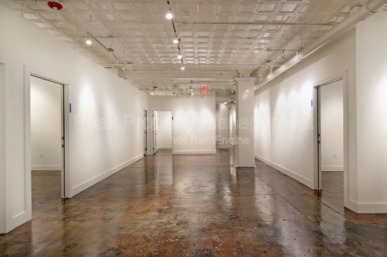 132 N Sycamore St #04 - Photo 6 of 7