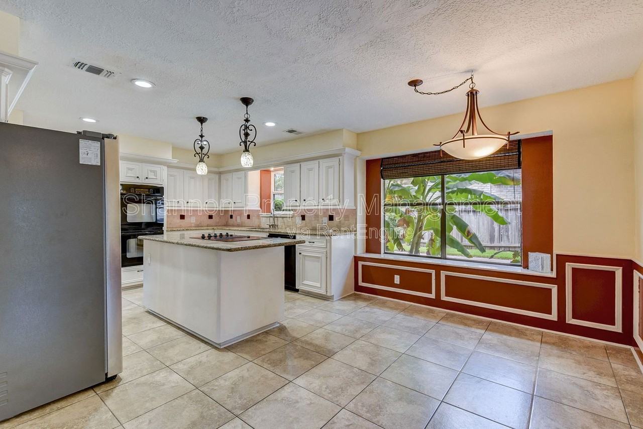 18310 Lake Oaks Dr - Photo 6 of 36