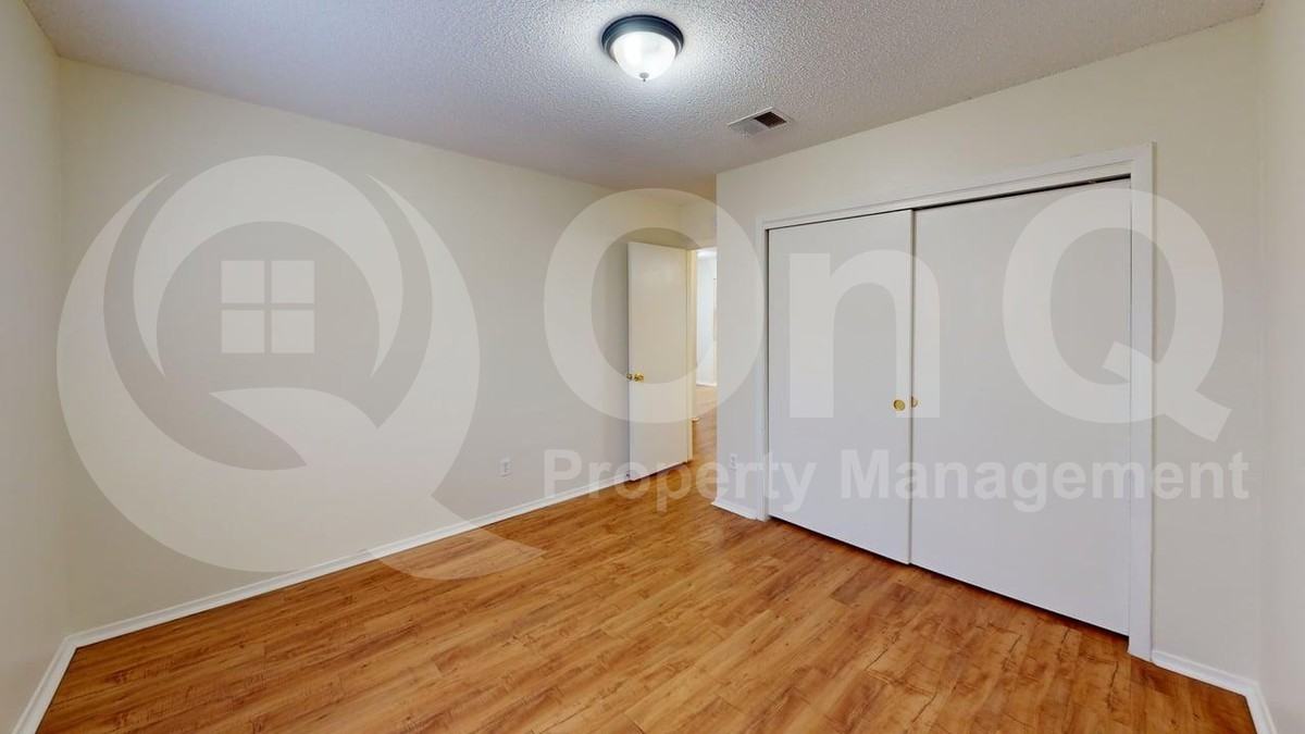 405 Burlwood Ct - Photo 6 of 11