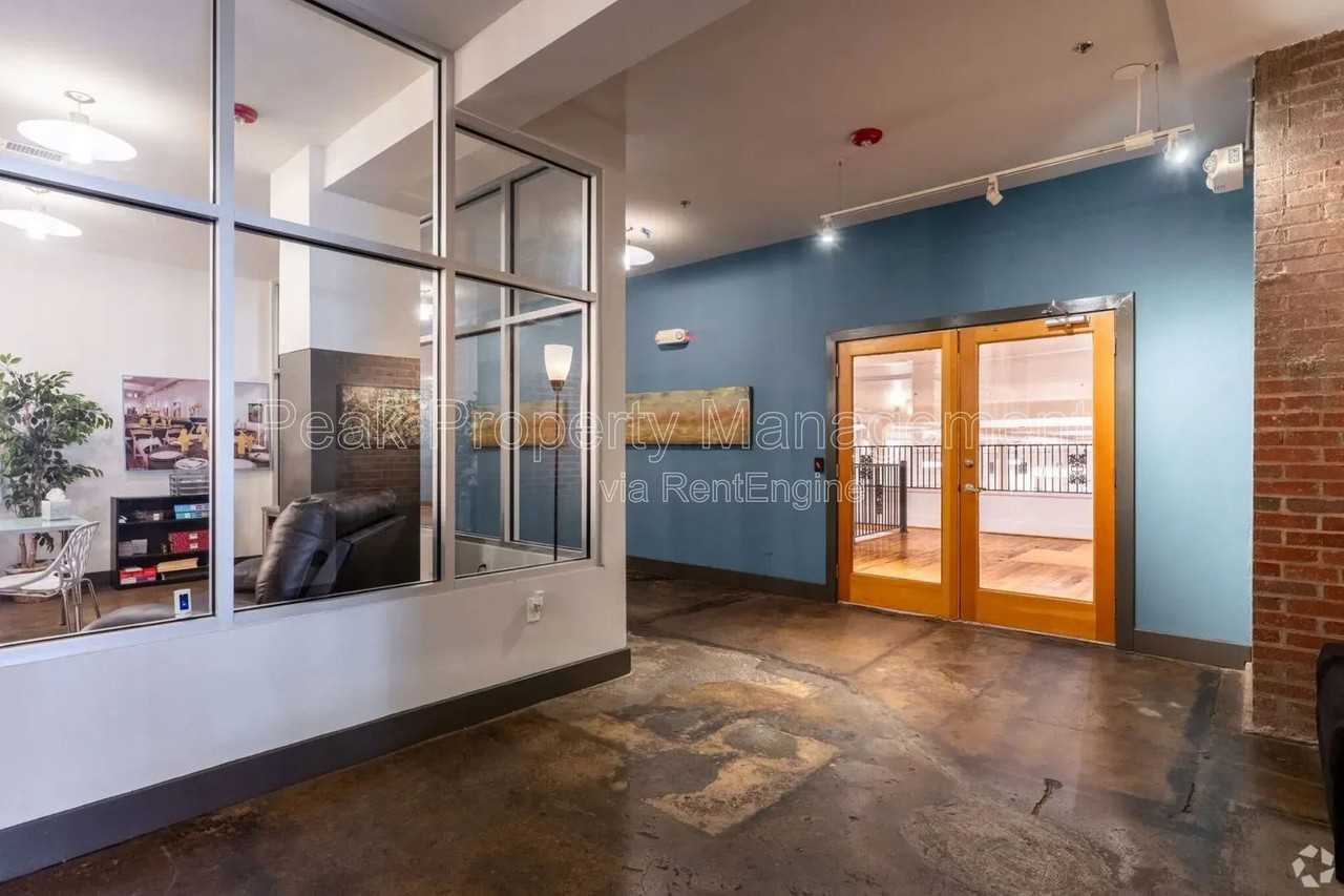 132 N Sycamore St #106 - Photo 3 of 5