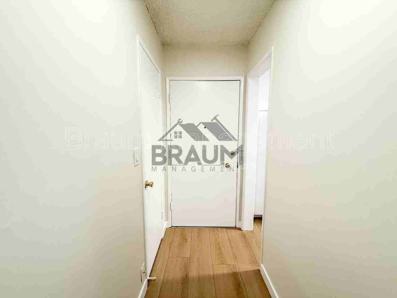 6039 Whitsett Ave #201 - Photo 3 of 40