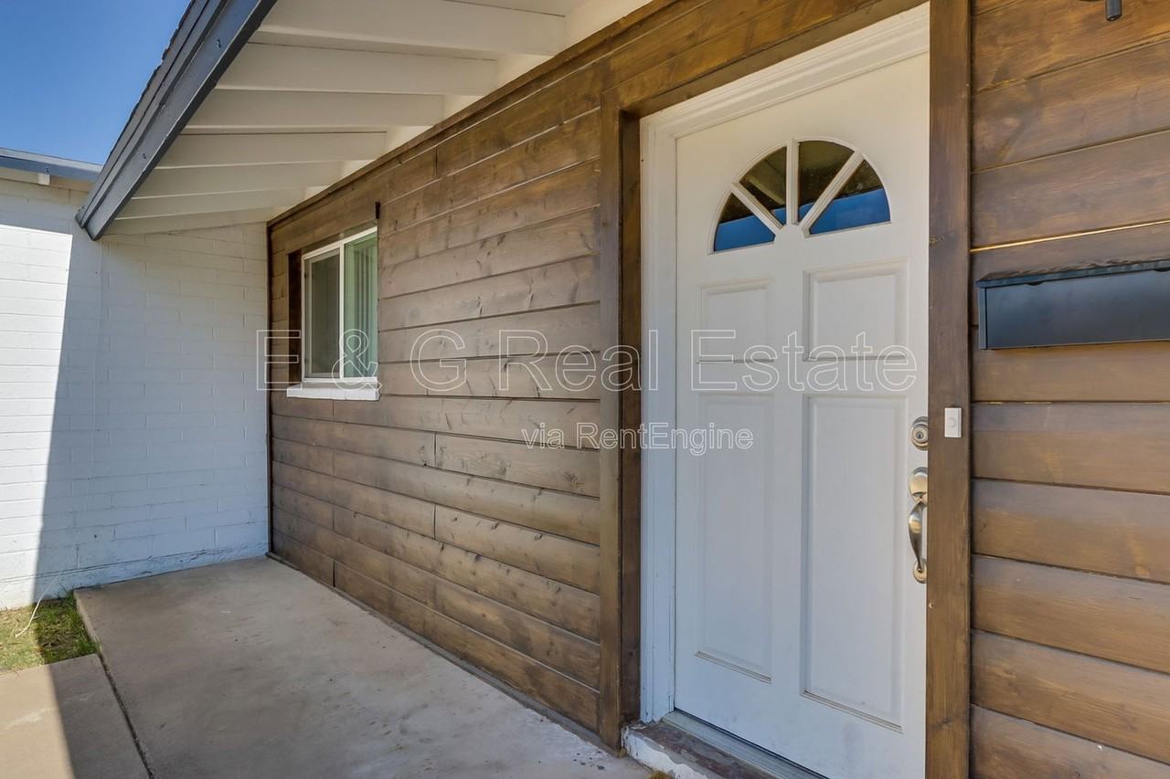 1149 W 10th St - Photo 3 of 22