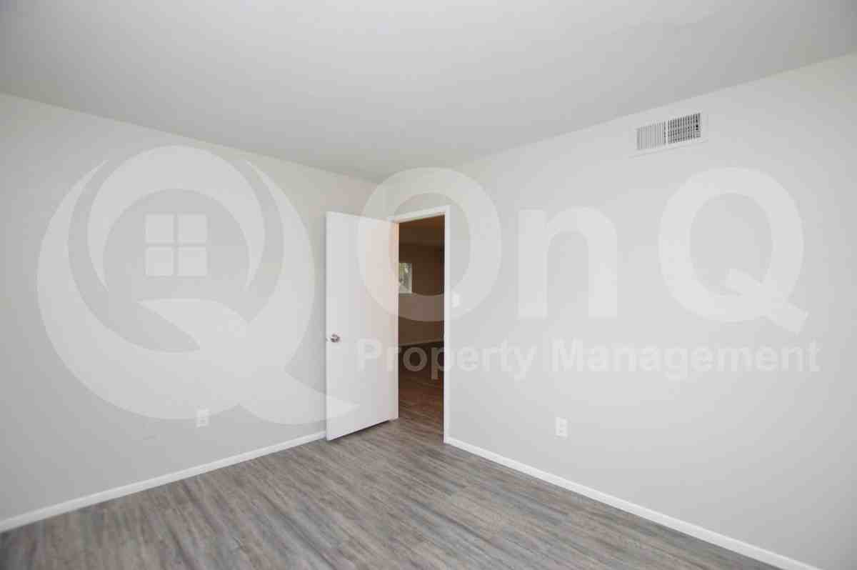 3002 E Waltann Ln #4 - Photo 7 of 9