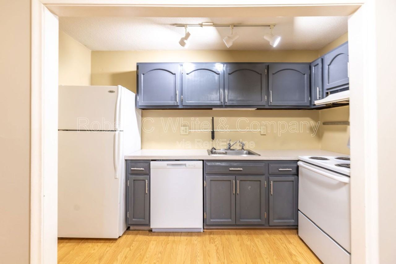 7 Country Squire Dr #G - Photo 4 of 13