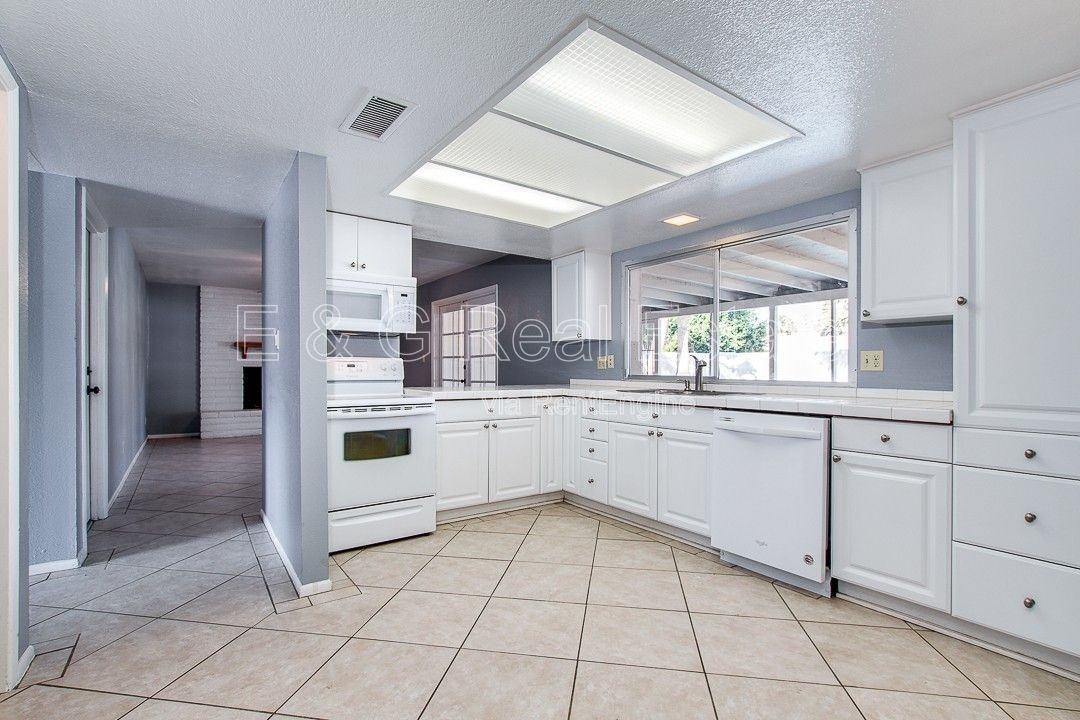 2138 E Fremont Dr - Photo 7 of 18