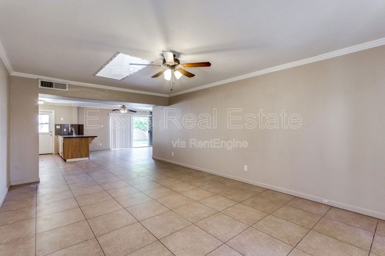 211 E Geneva Dr - Photo 4 of 27