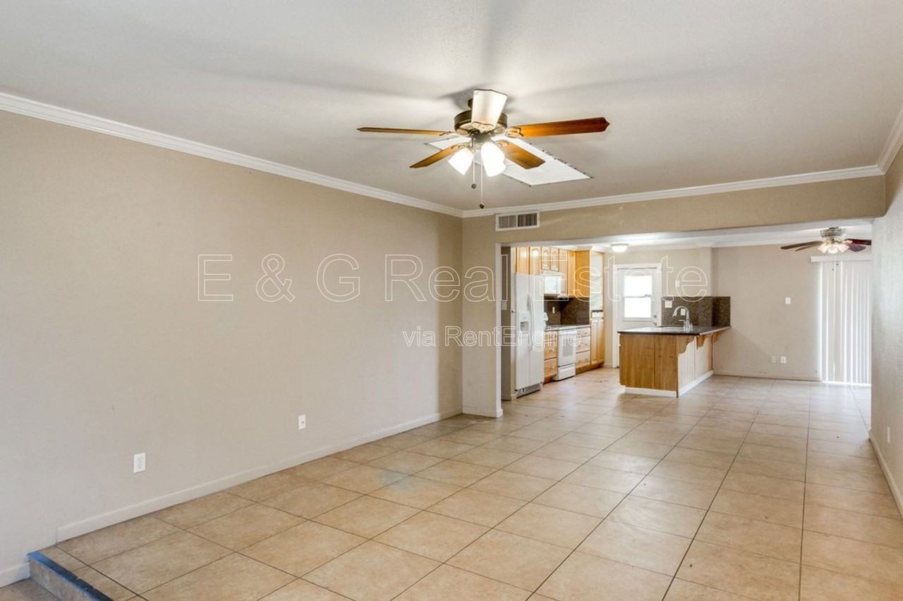 211 E Geneva Dr - Photo 5 of 27