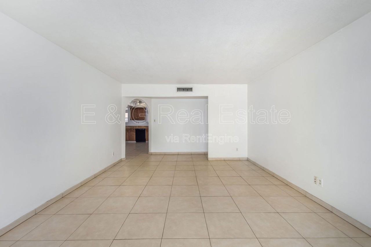 1348 E Broadmor Dr - Photo 7 of 33