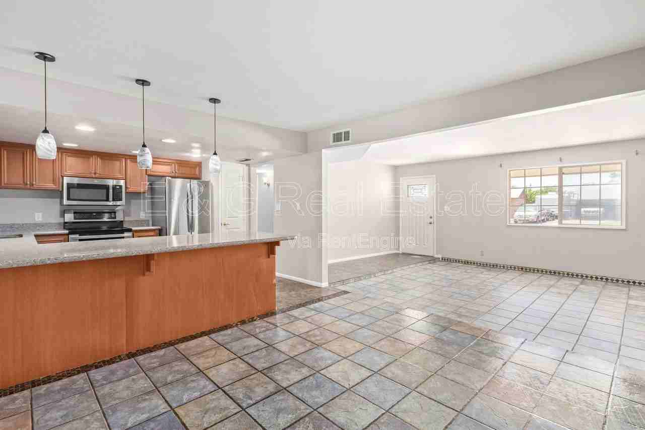 1918 E Palmcroft Dr - Photo 4 of 32