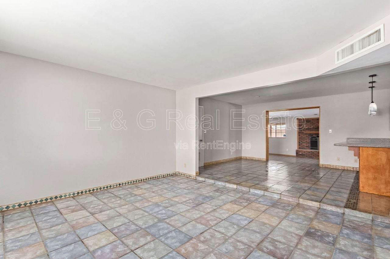 1918 E Palmcroft Dr - Photo 5 of 32