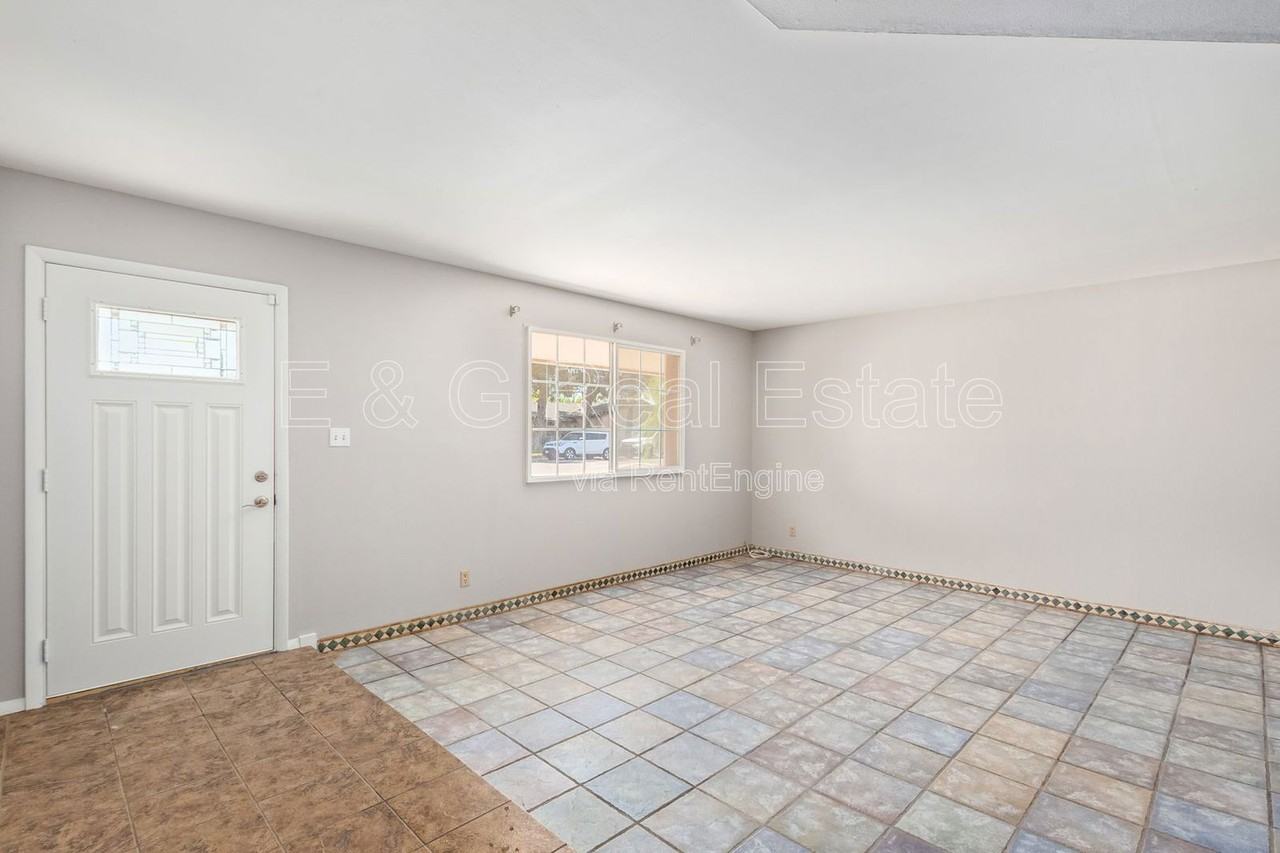 1918 E Palmcroft Dr - Photo 6 of 32