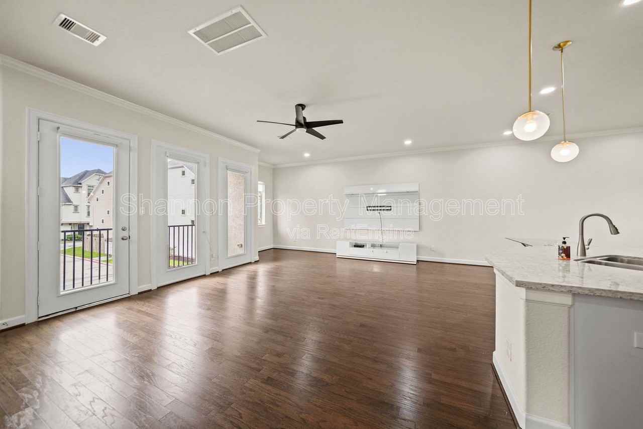 2025 Cambridge Heights Pl - Photo 7 of 28