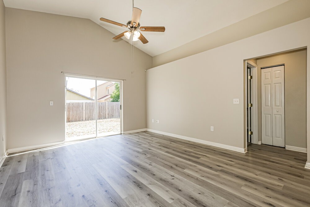 535 Royal Ridge St - Photo 3 of 16