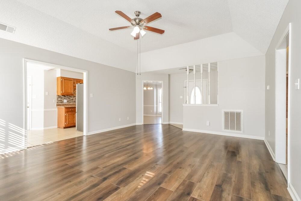 4879 Baywood Dr - Photo 4 of 16