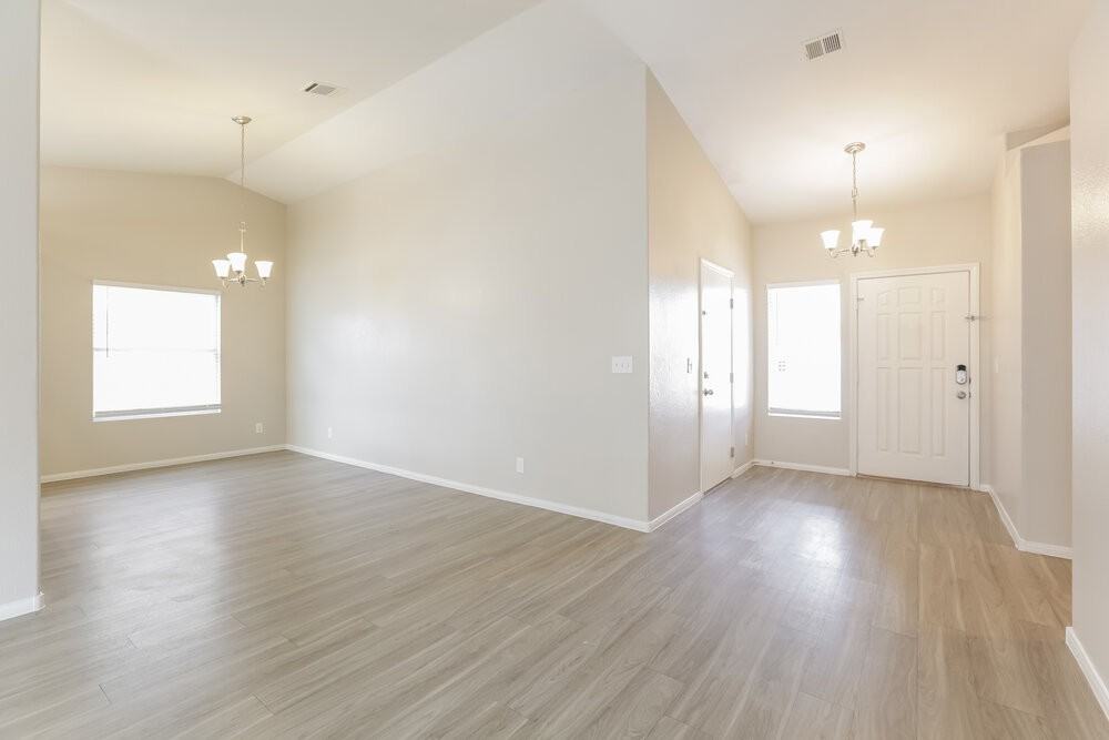 541 Vantage Ave - Photo 3 of 16