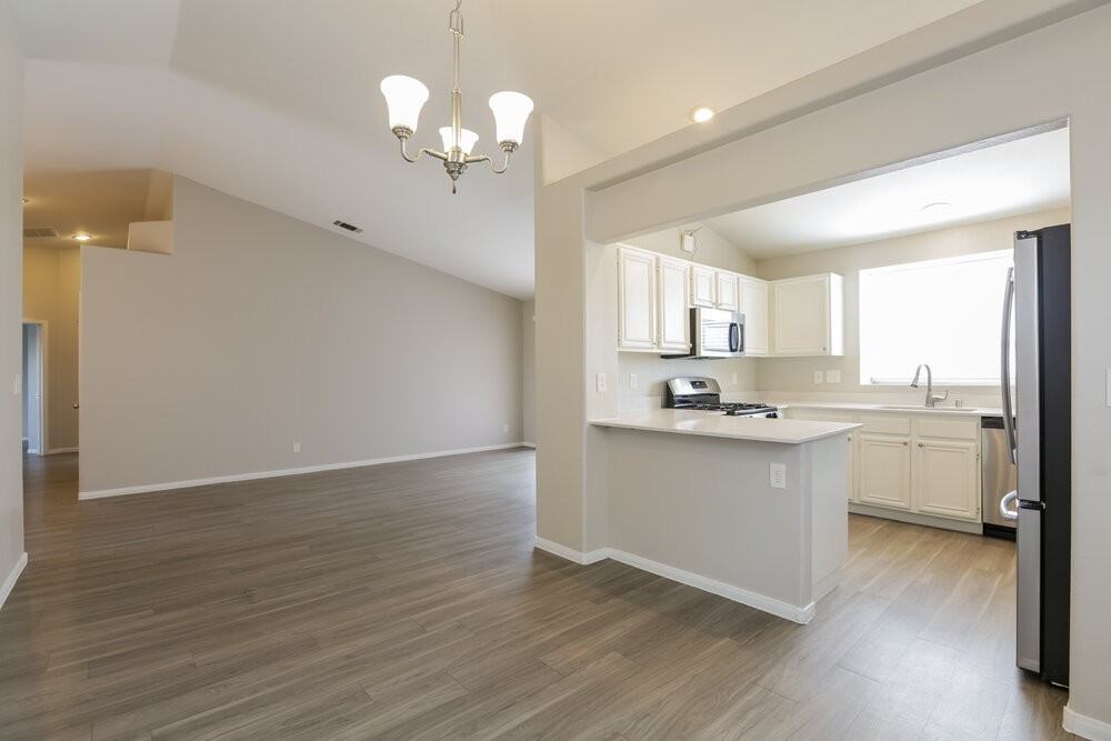 541 Vantage Ave - Photo 5 of 16